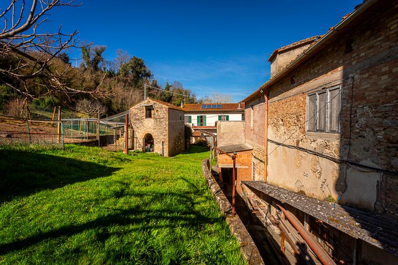 Volterra: House for sale with outbuildings and 3 hectares of land in a flat position
