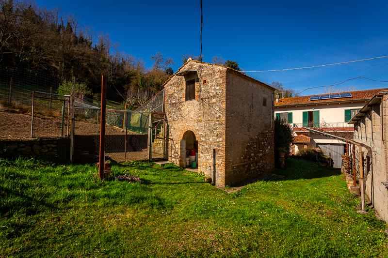 Volterra: House for sale with outbuildings and 3 hectares of land in a flat position
