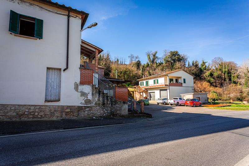 Volterra: House for sale with outbuildings and 3 hectares of land in a flat position