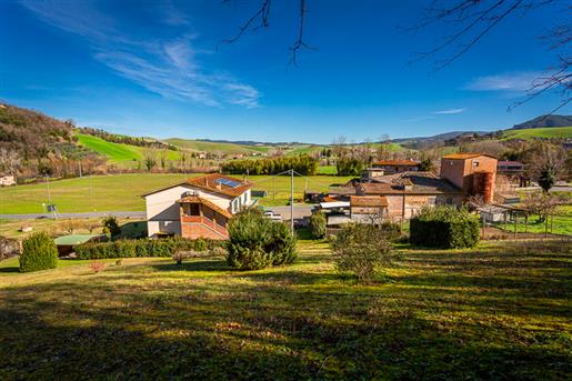 Volterra: Къща за продажба със стопански постройки и 3 хектара земя в плоска позиция