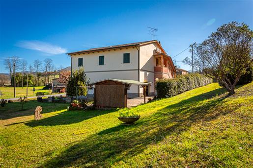 Volterra: House for sale with outbuildings and 3 hectares of land in a flat position
