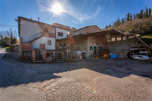 Volterra: Haus zum Verkauf mit Nebengebäuden und 3 Hektar Land in flacher Lage