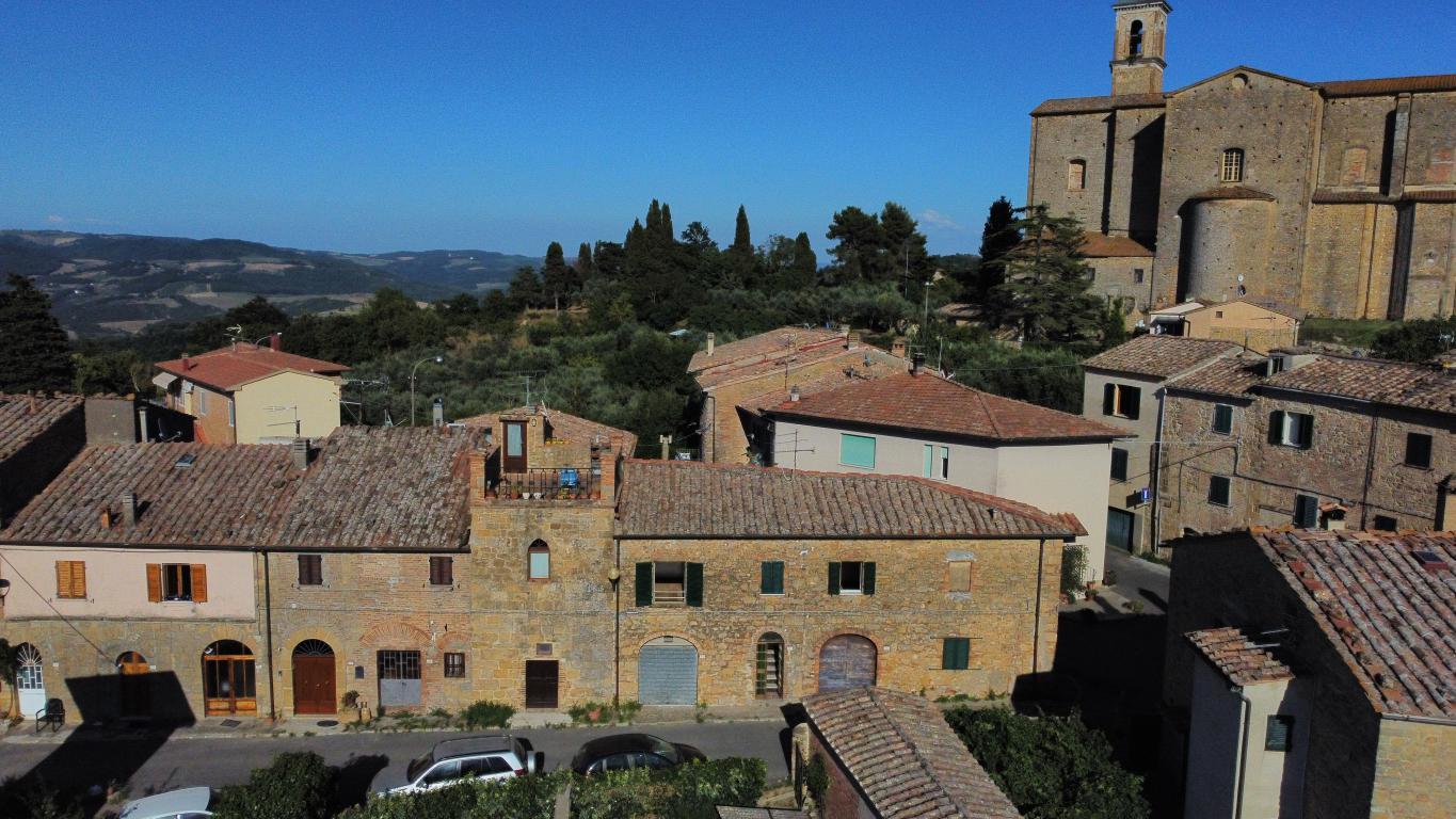 Volterra: terratetto da ristrutturare con garage e giardino