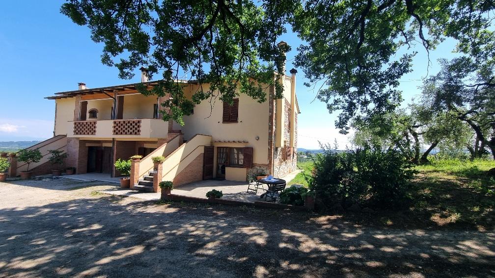 Farmhouse with annex and one hectare of land in a panoramic position 