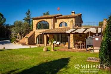 Beautiful farmhouse in the countryside of Volterra 