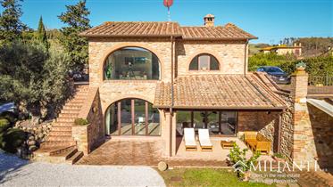 Schönes Bauernhaus auf dem Land von Volterra 