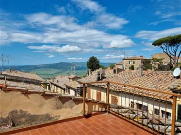 Volterra centre: maison de ville à moderniser avec terrasse panoramique et garage