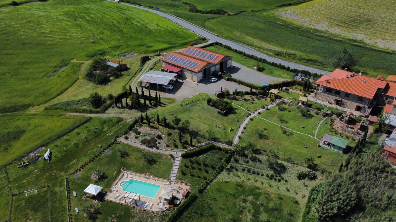 Bauernhaus aufgeteilt in 5 Wohnungen und 8 Hektar Land mit Swimmingpool