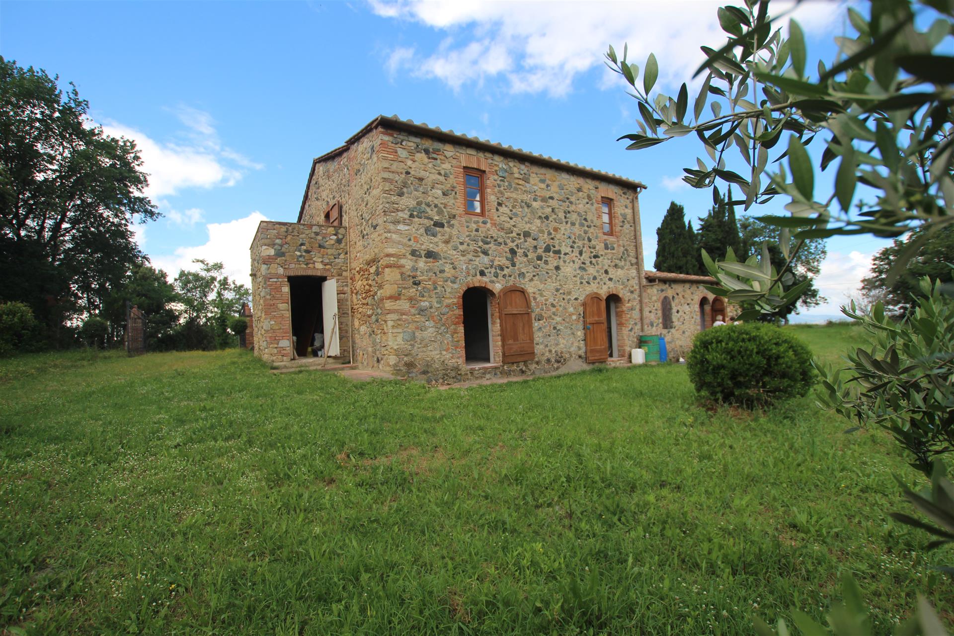 Pomarance : Ferme avec jardin à vendre en position panoramique 