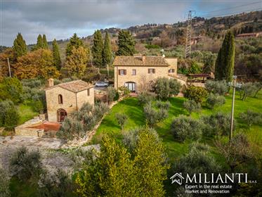 Volterra: vendesi casolare con dependance, 6500 mq di giardino in posizione soleggiata e panoramica 