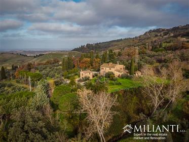Volterra: Bauernhaus mit Nebengebäude zu verkaufen, 6500 qm Garten in sonniger Panoramalage 