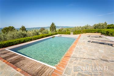 Ferme authentique avec piscine et annexe dans la première campagne de Volterra 