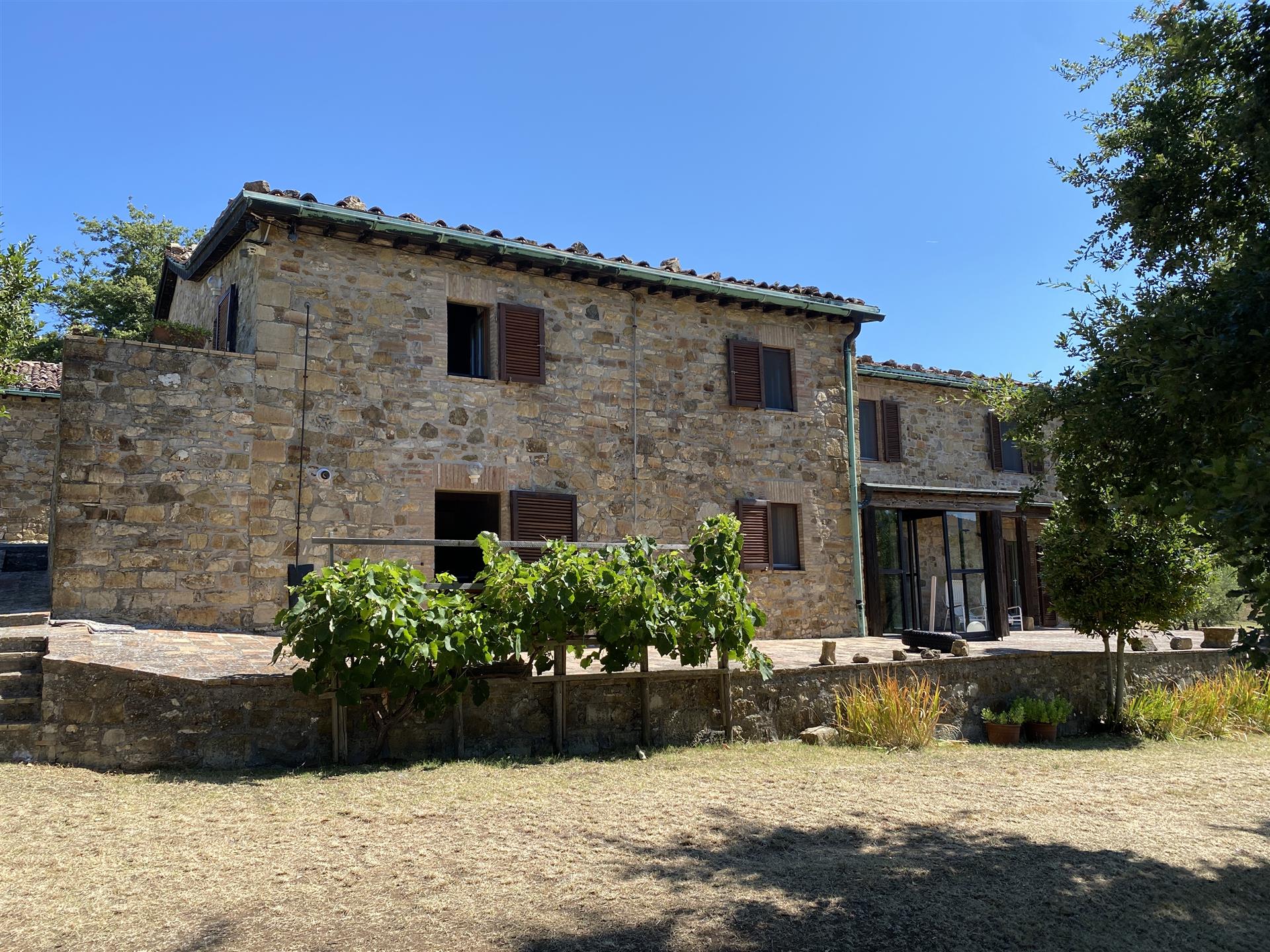 Castelnuovo Val di Cecina: farmhouse with 2 hectares of land for sale