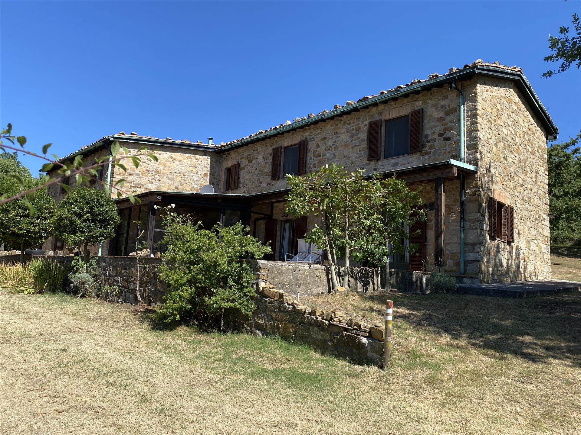 Castelnuovo Val di Cecina: farmhouse with 2 hectares of land for sale