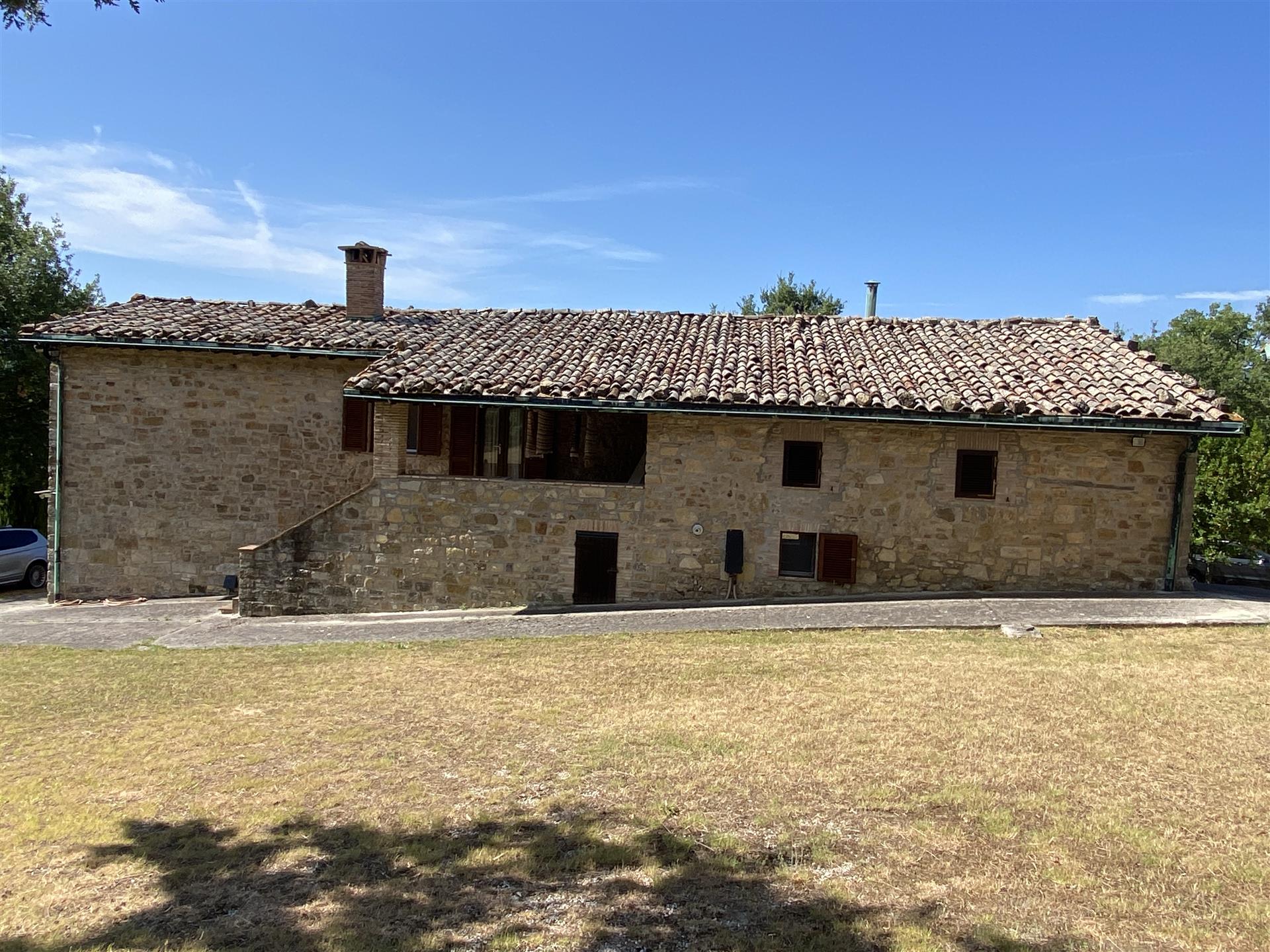 Castelnuovo Val di Cecina: farmhouse with 2 hectares of land for sale