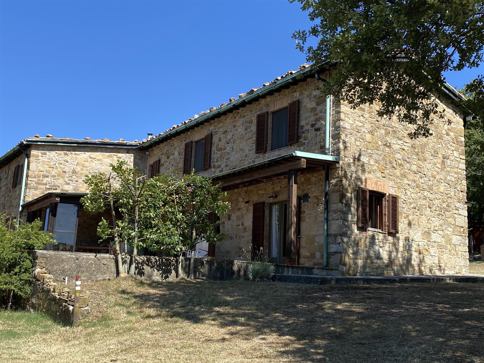 Castelnuovo Val di Cecina: farmhouse with 2 hectares of land for sale