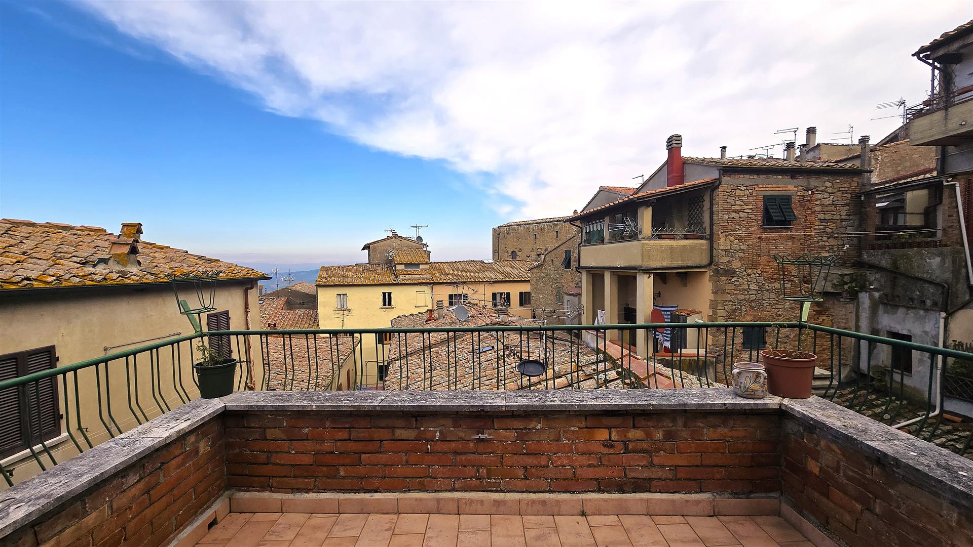 Volterra: beautiful apartment with 3 bedrooms and terrace for sale 