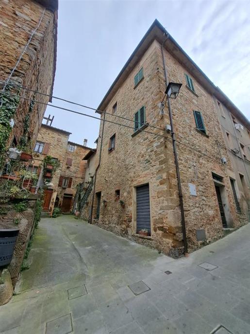 Chianni: Stadthaus mit Panoramaterrasse zu verkaufen 