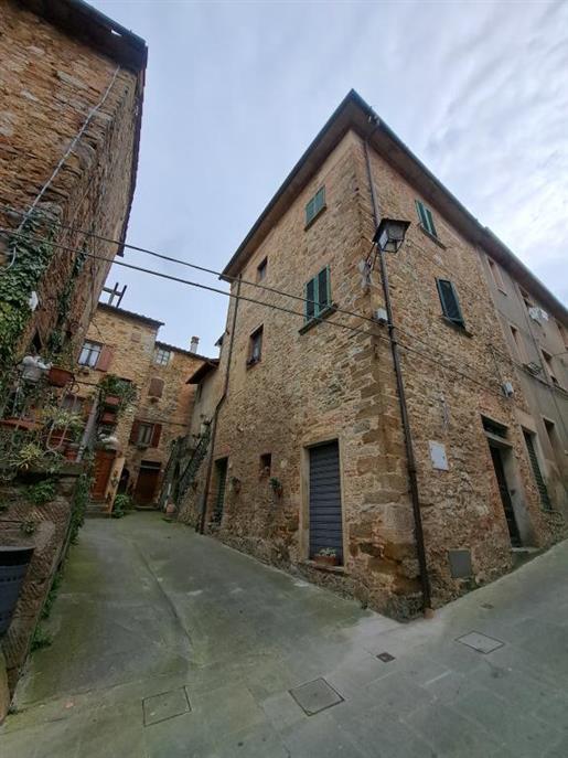 Chianni : maison de ville avec terrasse panoramique à vendre 