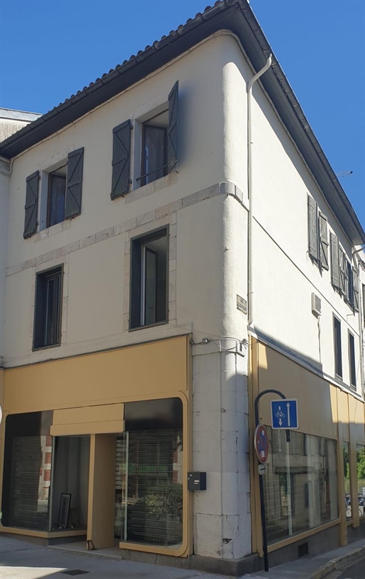 Building of 3 apartments + office + commercial premises