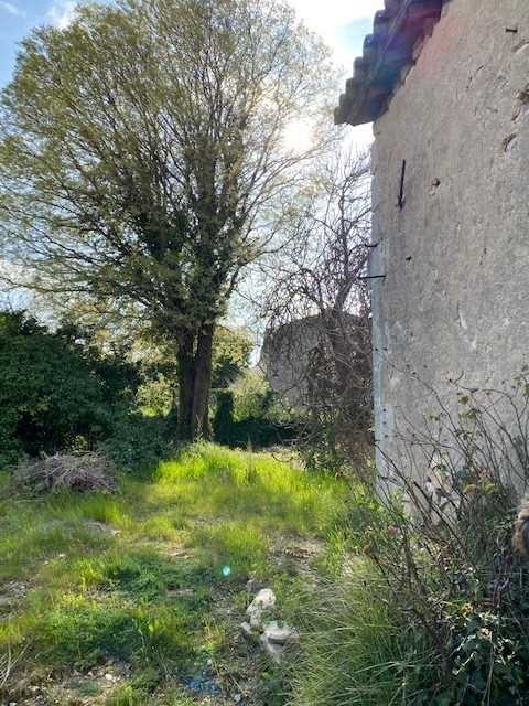 Building land and farmhouse in Boissières - between Nîmes and Montpellier
