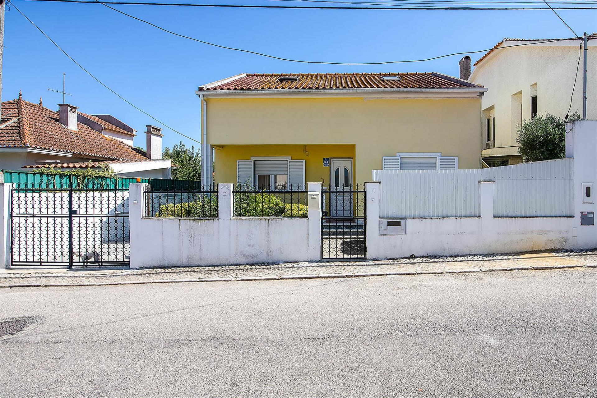 Single-Storey house in Charneca Da Caparica