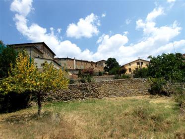 Two bedroom apartment with large garden in one of the oldest parts of Castiglion Fiorentino 