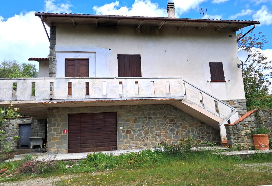 Villa in posizione collinare e ampio terreno vicino Castiglion Fiorentino