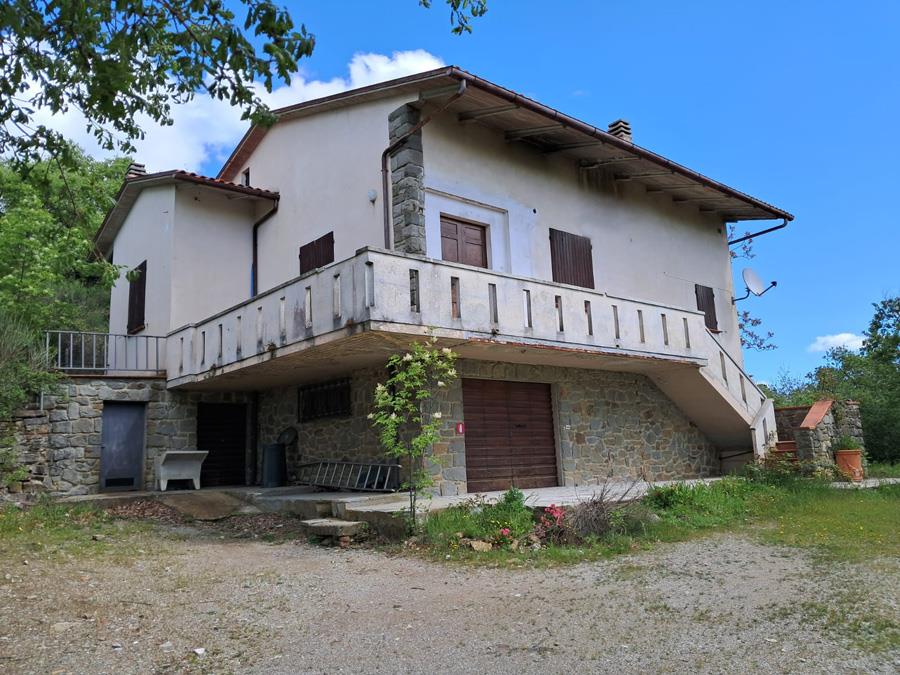 Villa in posizione collinare e ampio terreno vicino Castiglion Fiorentino