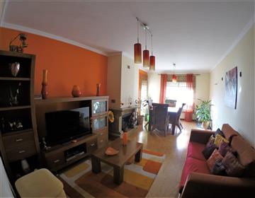 Apartment 10 min from the Centre of Porto in building with swimming pool