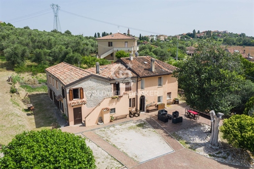 Land/Bauernhaus/Hof von 600 m2 in Coriano