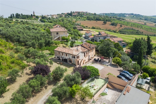 Land/Bauernhaus/Hof von 600 m2 in Coriano