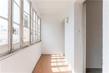 Apartment to renovate with original elements in the heart of Barcelona's Eixample