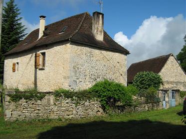 Krásny kamenný dom s stodola
