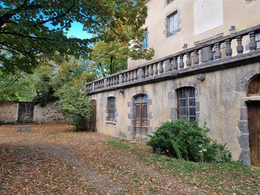 Belle demeure à rénover située sur un terrain de 2209 m2 avec nombreuses dépendances