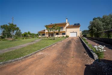 Vila se 4 ložnicemi s bazénem v blízkosti centra města Leiria