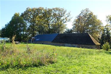 Barn with apartment and 4500 m² of land