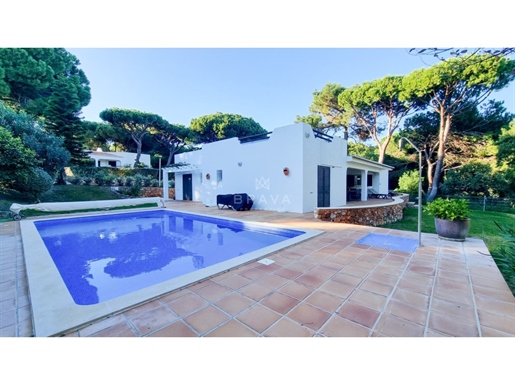 4-Bedroom villa in Albufeira on independent plot with swimming pool and carport parking