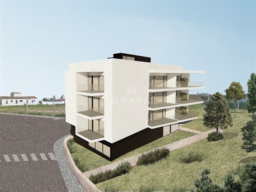 Plot of land with project for construction of building in Pêra