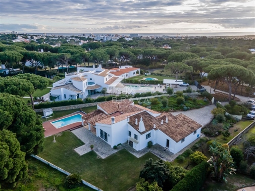 Freistehende Villa mit 3 Schlafzimmern in Vilamoura Golffront mit Pool und Garage