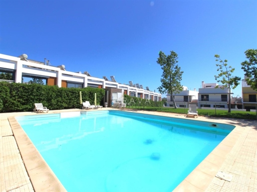 Villa de 4 dormitorios en una urbanización cerrada con piscina y vistas a la Ría en Olhão