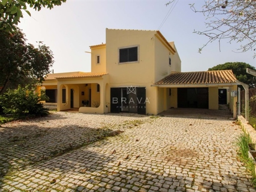 4-Bedroom villa in Quarteira with traditional architecture in a 1900m2 independent plot