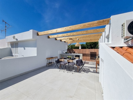 Apartamento de 2 dormitorios completamente renovado en venta en Vilamoura | Terraza privada