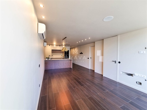 Apartamento de 2 dormitorios completamente renovado en venta en Vilamoura | Terraza privada