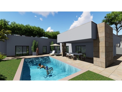 Urbanes Grundstück mit genehmigtem Projekt für 3+1-Schlafzimmer-Eingeschoss-Haus in Quarteira | Pool