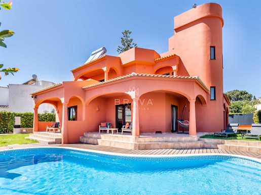 Fully restored 3+1 bedroom villa for sale in Vilamoura - Swimming pool - Jacuzzi - Garden
