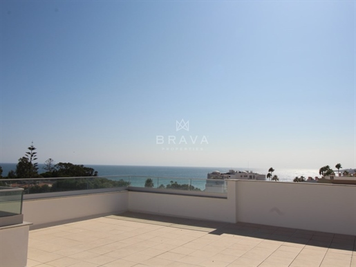 New 3-bedroom flat with sea view 5 min. Walk from the beach