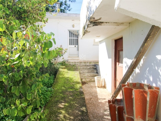 Commercial and services building + housing with two dwellings in the historic village of Loulé