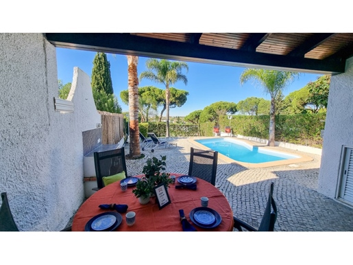 Villa de 2 dormitorios en venta en Vilamoura con piscina privada y parking exterior