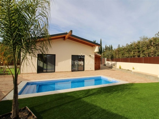 New to debut 2-Bedroom Villa with pool on independent plot between Alcantarilha and Pêra